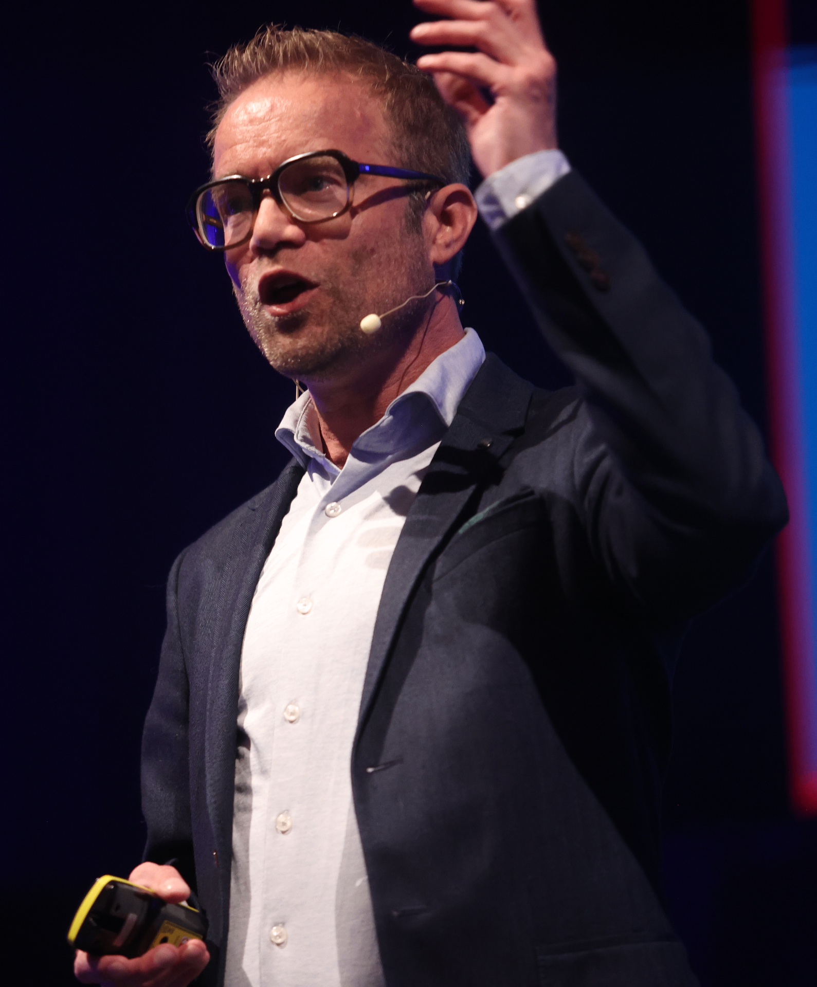 Troels Mathisen på scenen — engasjert foredrag